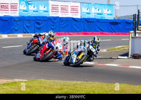 Portstewart, Regno Unito. 10 maggio 2025. 47 Richard Cooper Yamaha (KMR Kawasaki) ha vinto gara 3 (Tides Restaurant Supersport) alla NorthWest200 2° è stato Dean Harrison su una Honda (Honda Racing UK). 3° era Michael Dunlop al volante di una Ducati (MD Racing) Credit: Bonzo/Alamy Live News Foto Stock