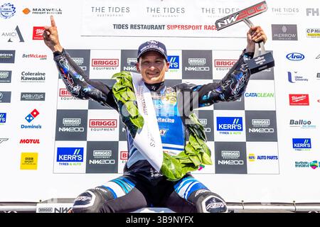 Portstewart, Regno Unito. 10 maggio 2025. 47 Richard Cooper Yamaha (KMR Kawasaki) ha vinto gara 3 (Tides Restaurant Supersport) alla NorthWest200 2° è stato Dean Harrison su una Honda (Honda Racing UK). 3° era Michael Dunlop al volante di una Ducati (MD Racing) Credit: Bonzo/Alamy Live News Foto Stock