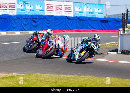 Portstewart, Regno Unito. 10 maggio 2025. 47 Richard Cooper Yamaha (KMR Kawasaki) ha vinto gara 3 (Tides Restaurant Supersport) alla NorthWest200 2° è stato Dean Harrison su una Honda (Honda Racing UK). 3° era Michael Dunlop al volante di una Ducati (MD Racing) Credit: Bonzo/Alamy Live News Foto Stock