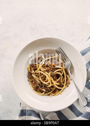 Spaghetti alla bolognese con carne macinata o Makarony po Flotski o pasta in stile Navy russa. Vista dall'alto. Spaghetti Navy in piatto, spazio copia Foto Stock