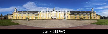 Karlsruhe è la seconda città più grande dello stato federale tedesco del Baden-Wuerttemberg, che la rende la ventunesima città più grande della Germania e situata sulla piattaforma Foto Stock