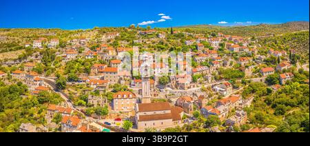 Vista aerea panoramica dell'affascinante villaggio di Lozisca sull'isola di Brac, in Croazia, con vista panoramica sulla collina e un tranquillo Mediterraneo Foto Stock