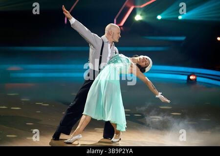Profitänzerin Anastasia Maruster und Turnprofi Fabian Hambüchen bei der 18. Staffel der RTL-Tanzshow consente di ballare al coloneum. Köln, 09.05.2025 NRW Deutschland *** Danzatrice professionista Anastasia Maruster e ginnasta Fabian Hambüchen alla diciottesima stagione dello spettacolo di danza RTL Lets Dance al Coloneum di Colonia, 09 05 2025 NRW Germania Copyright: XChristophxHardtx Foto Stock