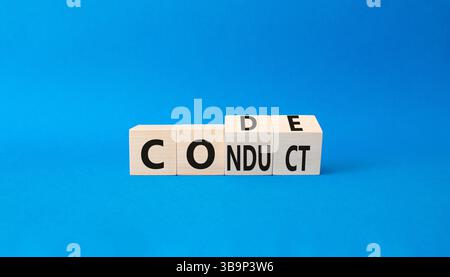 Simbolo del codice di condotta. Cubi di legno torniti con le parole codice di condotta. Bellissimo sfondo blu. Concetto di business e codice di condotta. Copia sp Foto Stock