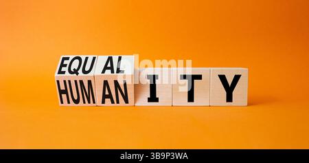 Simbolo di uguaglianza e umanità. Cubi trasformati con parole uguaglianza e umanità. Bellissimo sfondo arancione. Business, uguaglianza e umanità. Foto Stock