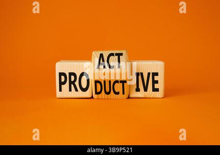 Simbolo proattivo e produttivo. Cubi di legno torniti con parole Productivity e Proactive. Bellissimo sfondo arancione. Concetto di business. Copia spazio Foto Stock