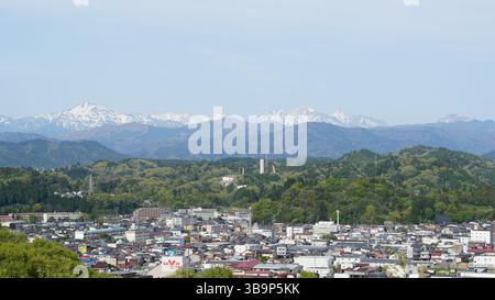 Takayama City sotto Snowy Peaks Foto Stock