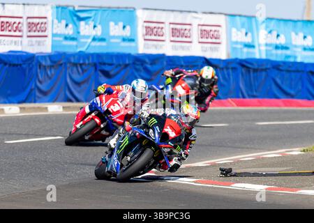 Portstewart, Regno Unito. 10 maggio 2025. 74 Davey Todd su una BMW (BMW 8Ten Racing BMW Moterrad) ha vinto gara 4 (CP Hire Superstock) alla NorthWest200 2° era 3 Dean Harrison su una Honda (Honda Racing UK). 3° è stato il 60 Peter Hickman (BMW 8Ten Racing BMW Moterrad) su una Ducati (MD Racing) credito: Bonzo/Alamy Live News Foto Stock