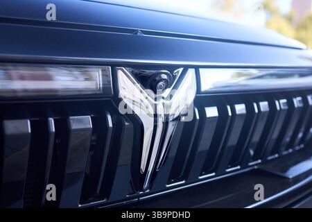 Minsk, Bielorussia - 18 settembre 2024: Telecamera sul paraurti di Voyah SUV record. Telecamera esterna per il monitoraggio della visuale circostante, sistema di sensori intelligenti, par Foto Stock