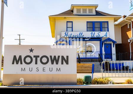 Detroit, Michigan, USA - 04-22-2025: Foto del famoso edificio blu del Motown Museum a Detroit, Michigan, con l'iconico cartello "Hitsville U.S.A.". Foto Stock