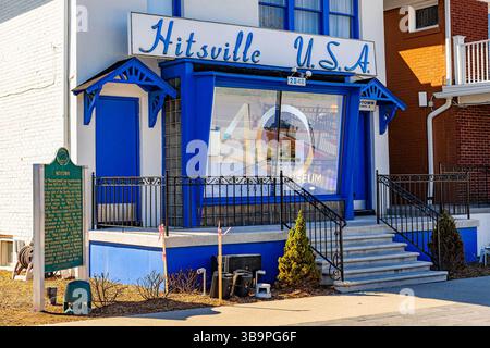 Detroit, Michigan, USA - 04-22-2025: Foto del famoso edificio blu del Motown Museum a Detroit, Michigan, con l'iconico cartello "Hitsville U.S.A.". Foto Stock