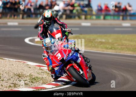 Portrush, Antrim, Irlanda del Nord. 10 maggio 2025; Briggs EquipmentNorth West 200 Motorcycle Race, Portrush, Antrim, Irlanda del Nord; North West 200 Race Day; Dean Harrison (Honda Racing UK) si aggiudica il secondo posto nella gara Superstock Credit: Action Plus Sports Images/Alamy Live News Foto Stock