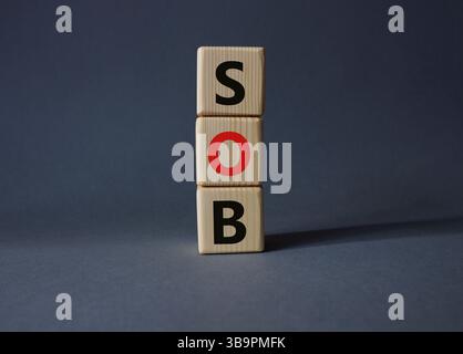 SOB - simbolo respiro corto. Cubi di legno con parole SOB. Splendido sfondo grigio. Concetto medico e SOB. Copia spazio. Foto Stock