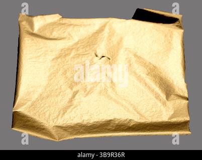 La lamina dorata si piega con una luce calda e soffusa e un leggero luccichio. Pezzo di carta dorata e sgualcito che crea uno sfondo elegante e lussuoso. Perfetto f Foto Stock