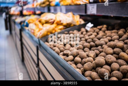 Le patate vengono vendute al supermercato vegetale Foto Stock
