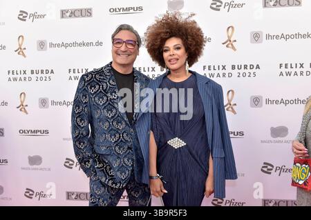 Mousse T. und Khadra Sufi bei der 20. Premio Verleihung des Felix Burda 2025 im Gasometer Berlin-Schöneberg. Berlino, 09.05.2025 *** Mousse T e Khadra Sufi alla 20° presentazione del Felix Burda Award 2025 al Gasometer Berlin Schöneberg Berlin, 09 05 2025 foto:XM.xBehrensx/xFuturexImagex burda 5524 Foto Stock