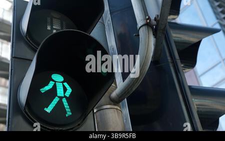 Semaforo verde pedonale su un passaggio pedonale della città Foto Stock