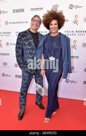 Mousse T. und Khadra Sufi bei der 20. Premio Verleihung des Felix Burda 2025 im Gasometer Berlin-Schöneberg. Berlino, 09.05.2025 *** Mousse T e Khadra Sufi alla 20° presentazione del Felix Burda Award 2025 al Gasometer Berlin Schöneberg Berlin, 09 05 2025 foto:XM.xBehrensx/xFuturexImagex burda 5523 Foto Stock