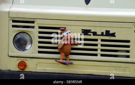 Mascotte di pollo sulla macchina di Żuk Foto Stock