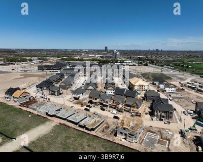 Nuovo sviluppo di alloggi a densità moderata ai margini di una comunità suburbana Foto Stock