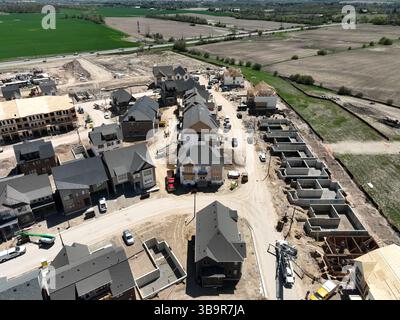 Espansione suburbana New Housing Development che mangia terreni agricoli Foto Stock