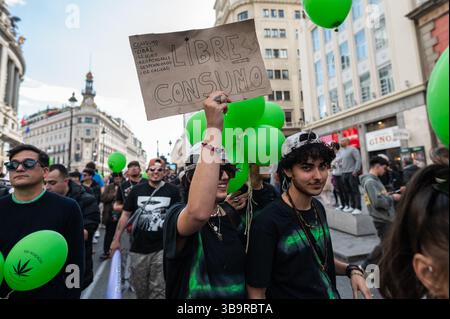 Madrid, Spagna. 10 maggio 2025. Una donna che porta un cartello durante la marcia globale della marijuana. Centinaia di persone stanno marciando attraverso il centro della città per chiedere una legge che legalizzi la cannabis. La Global marijuana March si tiene ogni anno a maggio in molte città del mondo. Crediti: Marcos del Mazo/Alamy Live News Foto Stock