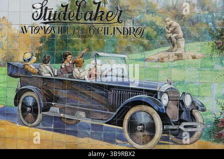 Murale in ceramica per automobili vintage Studebaker a Siviglia, Spagna, con una classica illustrazione convertibile e tipografia pubblicitaria retrò. Foto Stock