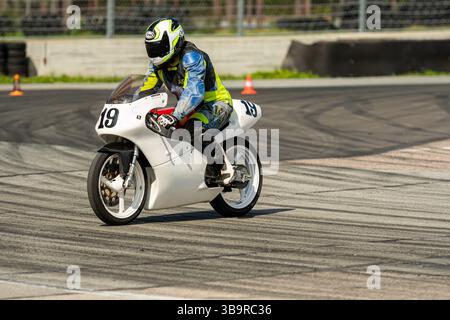Riga, Lettonia - 3 luglio 2021: Piloti amatoriali che esercitano abilità motociclistiche su un circuito durante una sessione di allenamento. Foto Stock