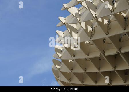 Dettaglio architettonico del Metropol Parasol (Las Setas) a Siviglia, Spagna, che mostra la sua moderna struttura geometrica a reticolo contro il cielo. Foto Stock
