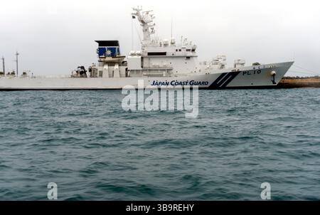 Una nave della Guardia Costiera del Giappone ormeggiata in un molo sull'isola Ryukyu di Ishigaki nella prefettura di Okinawa, in Giappone. Foto Stock