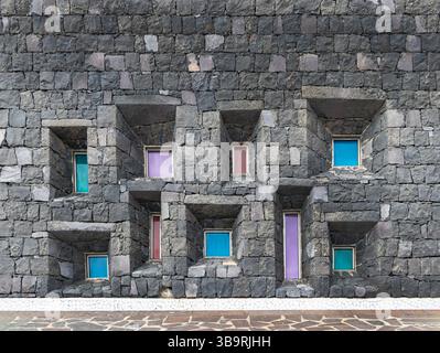 Finestre in vetro colorato con pareti in mattoni di pietra Tenerife Espacio de las Artes Library (TEA) , Santa Cruz de Tenerife, Tenerife, Isole Canarie, Spagna Foto Stock