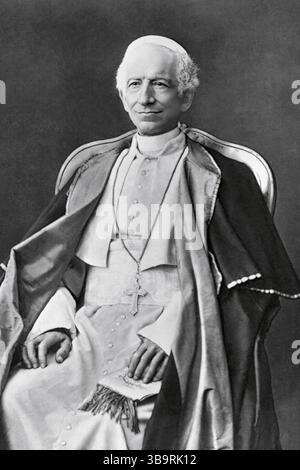 Papa Leone XIII (nato Gioacchino Vincenzo Raffaele Luigi Pecci; 2 marzo 1810 – 20 luglio 1903) è stato capo della Chiesa cattolica dal 20 febbraio 1878 fino alla sua morte nel luglio 1903. Ebbe il quarto regno più lungo di qualsiasi papa. È ben noto per il suo intellettualismo e per i suoi tentativi di definire la posizione della Chiesa cattolica rispetto al pensiero moderno. Nella sua famosa enciclica Rerum novarum del 1891, Papa Leone ha delineato i diritti dei lavoratori a un salario equo, condizioni di lavoro sicure e la formazione di sindacati. Foto Stock