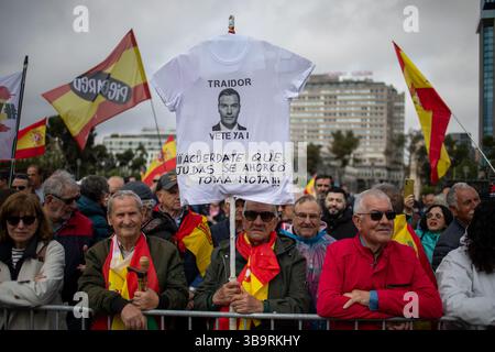 Madrid, Spagna. 10 maggio 2025. I manifestanti si riuniscono durante una dimostrazione. Manifestazione organizzata dalla piattaforma per la Spagna costituzionale con lo slogan "per la dignità della Spagna. Sánchez si dimette, le elezioni ora si tengono nella Plaza de Colón di Madrid. Credito: SOPA Images Limited/Alamy Live News Foto Stock
