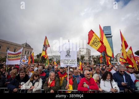 Madrid, Spagna. 10 maggio 2025. I manifestanti tengono striscioni durante una dimostrazione. Manifestazione organizzata dalla piattaforma per la Spagna costituzionale con lo slogan "per la dignità della Spagna. Sánchez si dimette, le elezioni ora si tengono nella Plaza de Colón di Madrid. Credito: SOPA Images Limited/Alamy Live News Foto Stock