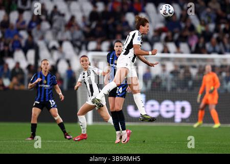 Torino, Italia. 10 maggio 2025. Cristiana Girelli della Juventus FC in azione durante la partita di serie A femminile tra Juventus FC e FC Internazionale allo Stadio Allianz il 10 maggio 2025 a Torino. Crediti: Marco Canoniero/Alamy Live News Foto Stock