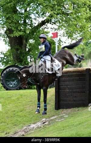Badminton, Gloucestershire, Regno Unito. 10 maggio 2025. Kate Rocher-Smith della Gran Bretagna con Dassett Select durante il cross country al MARS Badminton Horse Trials il 10 maggio 2025, Badminton, Regno Unito (foto di Maxime David - MXIMD Pictures) crediti: MXIMD Pictures/Alamy Live News Foto Stock