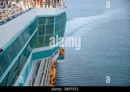 Dove il turchese incontra il cielo, e il viaggio inizia. Perso nella vastità, trovato nel momento. Foto Stock