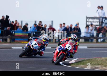 Portrush, Antrim, Irlanda del Nord. 10 maggio 2025; Briggs EquipmentNorth West 200 Motorcycle Race, Portrush, Antrim, Irlanda del Nord; North West 200 Race Day; John McGuinness (Honda Racing UK) e Joshua Brookes (Jackson Racing powered by Prosper2 Honda) durante l'ultima gara Superbike Credit: Action Plus Sports Images/Alamy Live News Foto Stock