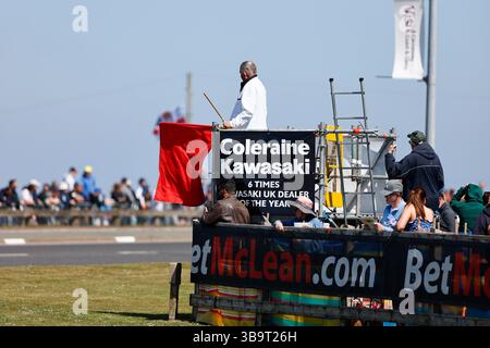 Portrush, Antrim, Irlanda del Nord. 10 maggio 2025; Briggs EquipmentNorth West 200 Motorcycle Race, Portrush, Antrim, Irlanda del Nord; North West 200 Race Day; la Feature Superbike Race Race Day è stata contrassegnata con la bandiera rossa con Davey Todd (8Ten Racing Motorrad BMW) al comando di Dean Harrison (Honda Racing UK). Dato che erano stati completati 5 giri, il risultato della gara è stato dichiarato. Credito: Action Plus Sports Images/Alamy Live News Foto Stock