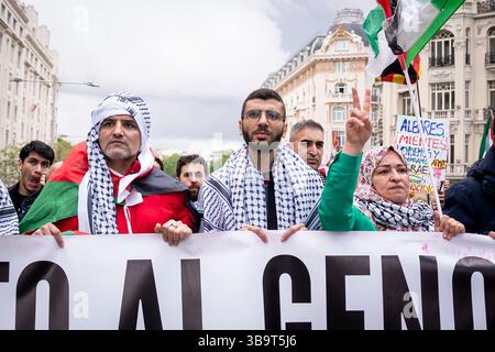 Madrid, Madrid, Spagna. 10 maggio 2025. Manifestanti durante la dimostrazione "Move for Palestine" a Madrid, Spagna. (Credit Image: © Angel Perez/ZUMA Press Wire) SOLO PER USO EDITORIALE! Non per USO commerciale! Foto Stock