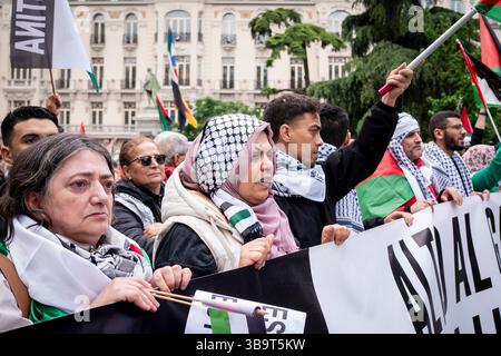 Madrid, Madrid, Spagna. 10 maggio 2025. Manifestanti durante la dimostrazione "Move for Palestine" a Madrid, Spagna. (Credit Image: © Angel Perez/ZUMA Press Wire) SOLO PER USO EDITORIALE! Non per USO commerciale! Foto Stock