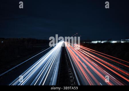 Traffico in autostrada - viaggi - background - linea - Ecologia - esposizione lunga - autostrada - traffico notturno - sentieri leggeri Foto Stock