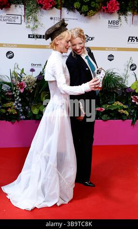 Alli Neumann und Luisa-Celine Gaffron bei der Ankunft zur Verleihung des Deutschen Filmpreises im Berlinale Palast a Berlino AM 09.05.2025 *** Alli Neumann e Luisa Celine Gaffron arrivano alla cerimonia dei German Film Awards al Berlinale Palast di Berlino il 09 05 2025 Foto Stock