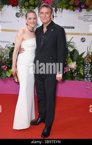 Anne Ratte-Polle e Oliver Masucci bei der 20. Premio Verleihung des Felix Burda 2025 im Gasometer Berlin-Schöneberg. Berlino, 09.05.2025 *** Anne Ratte polle e Oliver Masucci alla 20° presentazione del Felix Burda Award 2025 al Gasometer Berlin Schöneberg Berlin, 09 05 2025 foto:XF.xKernx/xFuturexImagex filmpreis 6337 Foto Stock