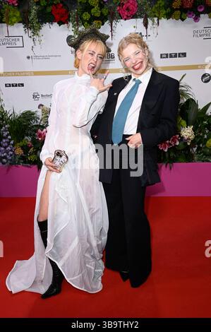 Alli Neumann und Luisa-Celine Gaffron bei der 75. Verleihung des Deutschen Filmpreises 2025 im Theater am Potsdamer Platz. Berlino, 09.05.2025 *** Alli Neumann e Luisa Celine Gaffron alla 75° cerimonia del German Film Award 2025 al Theater am Potsdamer Platz di Berlino, 09 05 2025 foto:XF.xKernx/xFuturexImagex filmpreis 6596 Foto Stock