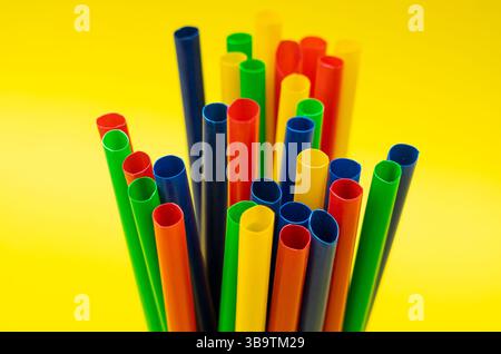 Colorate cannucce per bevande isolate in un ambiente a tema giallo, ideali per annunci di cibi o bevande. Foto Stock