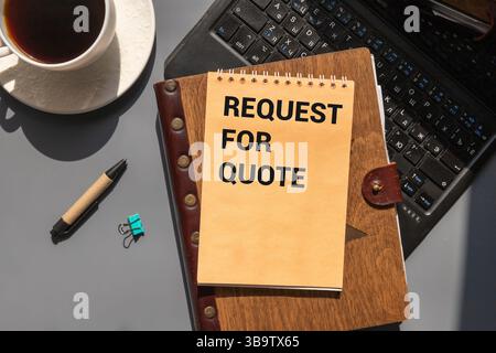 Primo piano su imprenditore tenendo una scheda con richiesta di preventivo messaggio, business Concetto di immagine con soft focus background e tono vintage Foto Stock