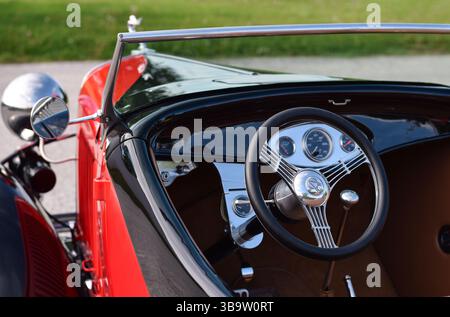28 maggio 2022 - East Gwillimbury, Ontario, Canada: Interni di una vecchia Ford cabriolet d'epoca rossa modello B del 1932 Foto Stock