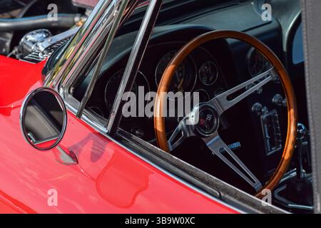 28 maggio 2022 - East Gwillimbury, Ontario, Canada: Volante e interni di una vecchia Chevrolet Corvette rossa Foto Stock