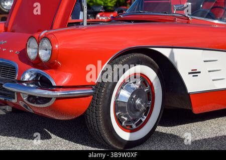 28 maggio 2022 - East Gwillimbury, Ontario, Canada: 1961 rosso Chevrolet Corvette anteriore e vista delle ruote Foto Stock